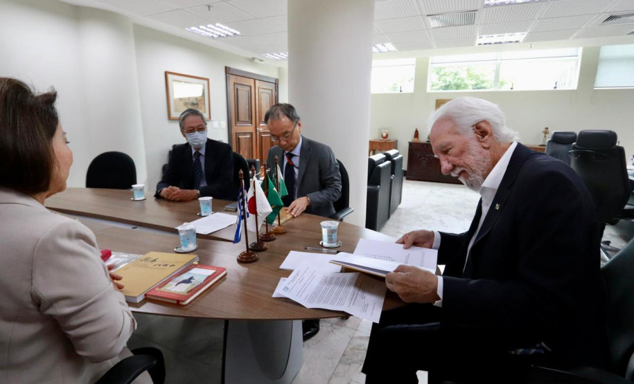Vice-governador recebe livro que narra 50 da relação de irmandade entre Paraná e Hyogo, no Japão