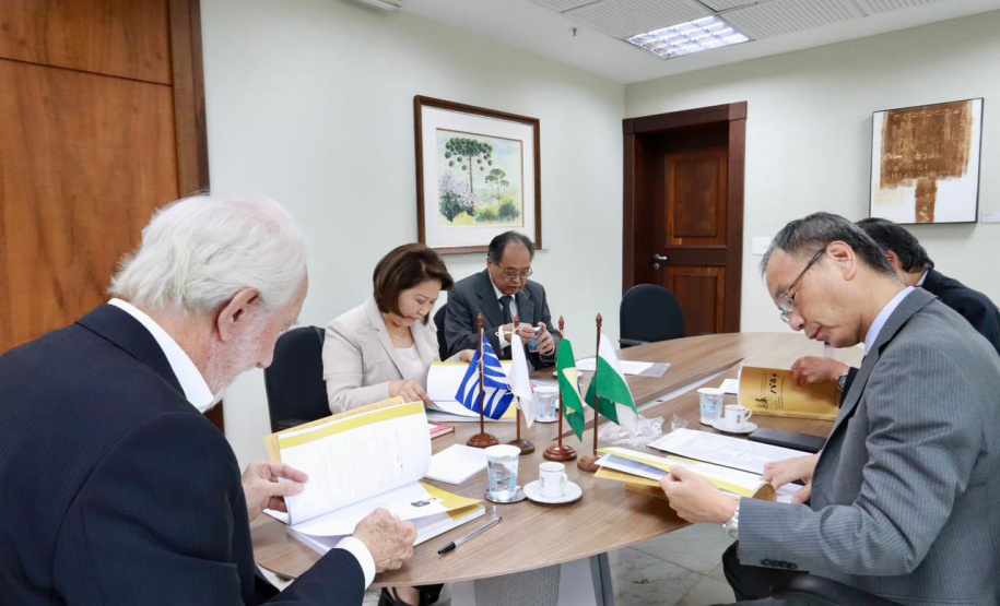 Vice-governador recebe livro que narra 50 da relação de irmandade entre Paraná e Hyogo, no Japão