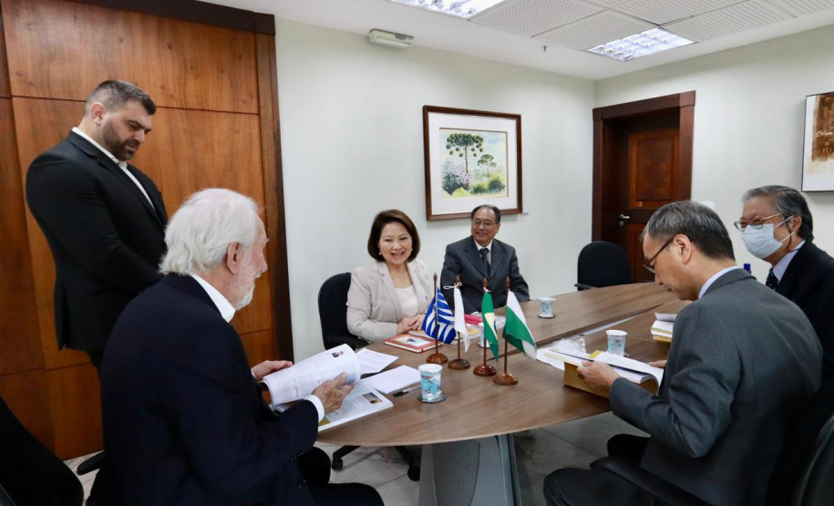 Vice-governador recebe livro que narra 50 da relação de irmandade entre Paraná e Hyogo, no Japão