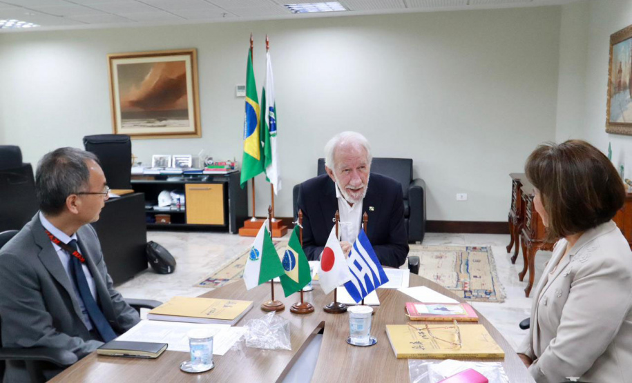 Vice-governador recebe livro que narra 50 da relação de irmandade entre Paraná e Hyogo, no Japão