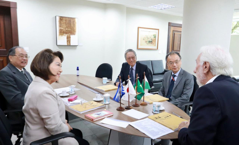 Vice-governador recebe livro que narra 50 da relação de irmandade entre Paraná e Hyogo, no Japão