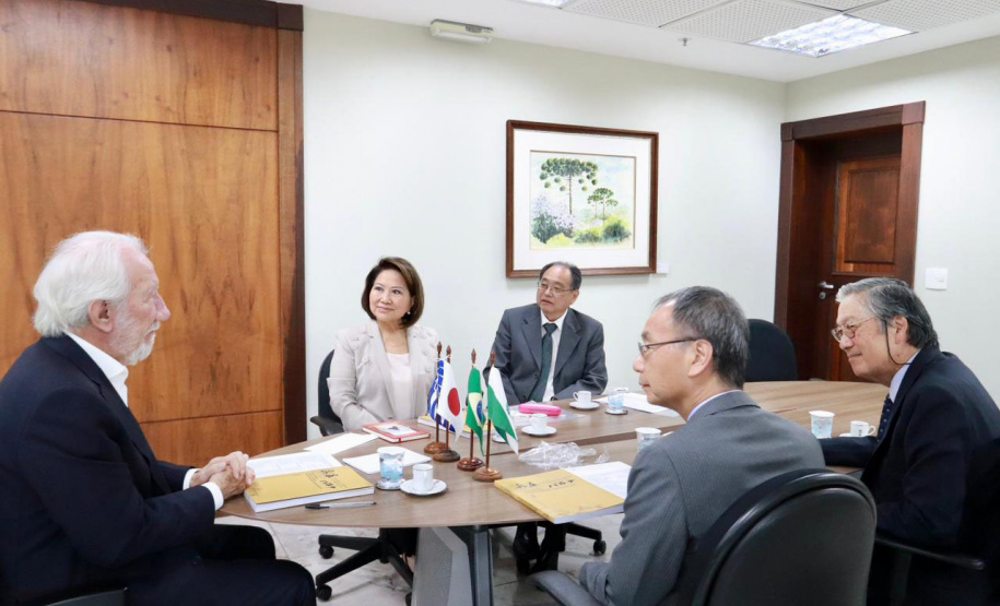 Vice-governador recebe livro que narra 50 da relação de irmandade entre Paraná e Hyogo, no Japão