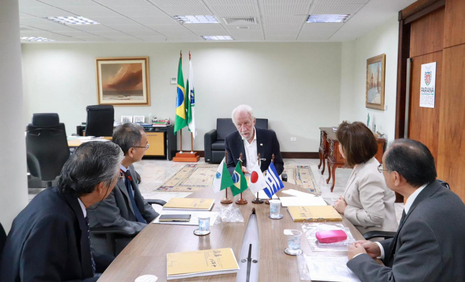 Vice-governador recebe livro que narra 50 da relação de irmandade entre Paraná e Hyogo, no Japão