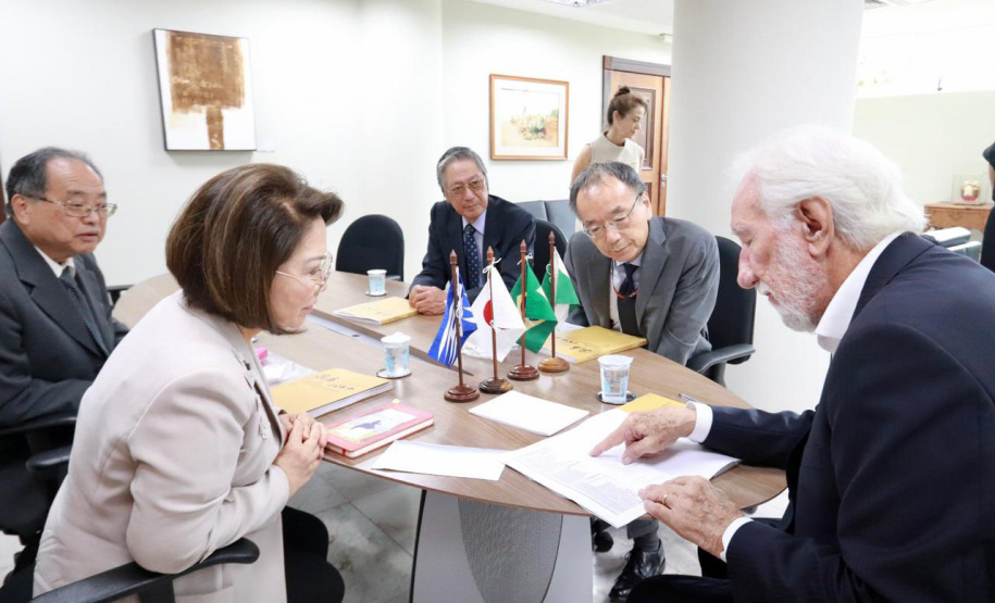 Vice-governador recebe livro que narra 50 da relação de irmandade entre Paraná e Hyogo, no Japão