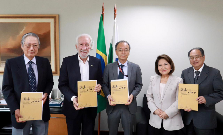 Vice-governador recebe livro que narra 50 da relação de irmandade entre Paraná e Hyogo, no Japão