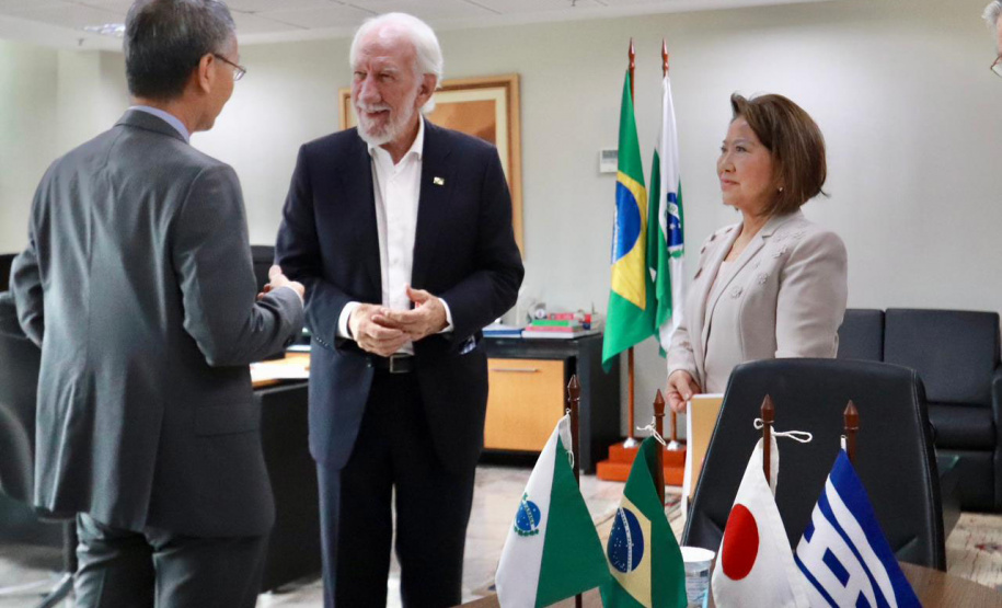 Vice-governador recebe livro que narra 50 da relação de irmandade entre Paraná e Hyogo, no Japão