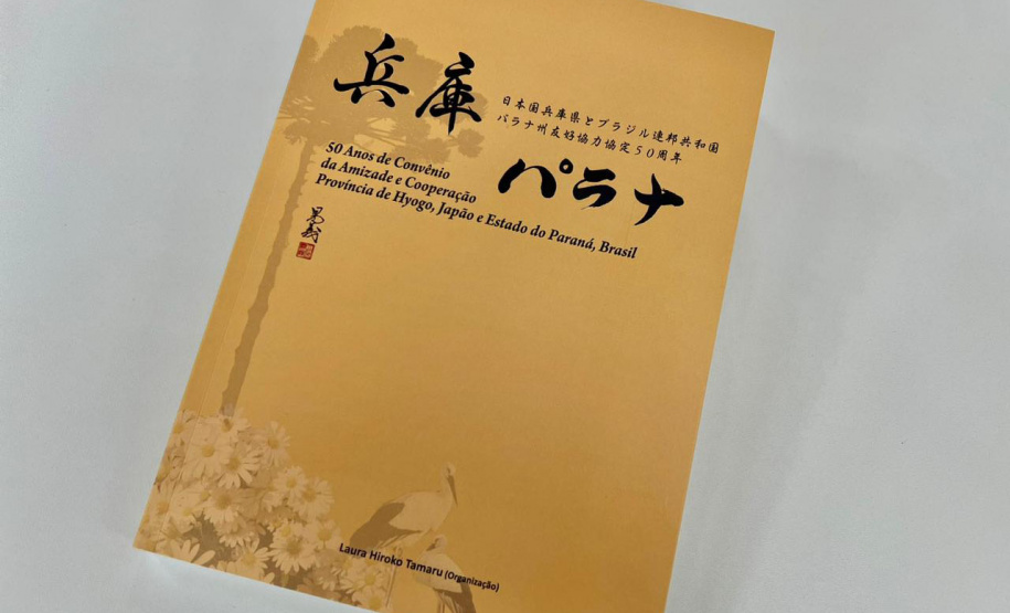 Vice-governador recebe livro que narra 50 da relação de irmandade entre Paraná e Hyogo, no Japão