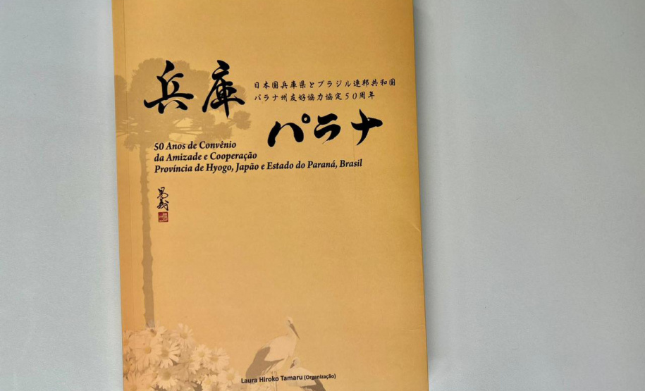 Vice-governador recebe livro que narra 50 da relação de irmandade entre Paraná e Hyogo, no Japão