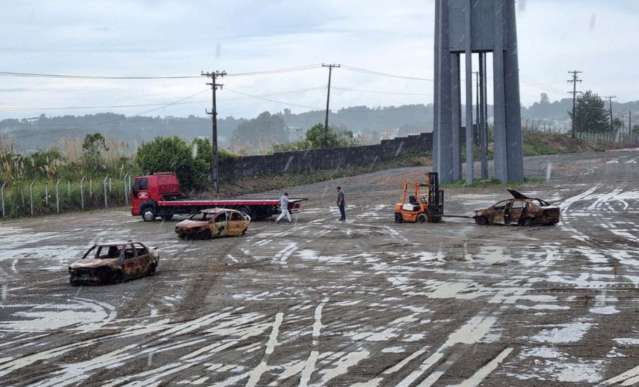PCPR inicia nova etapa de remoção de veículos apreendidos em delegacias da RMC   - Retirada de veículos em Fazenda Rio Grande