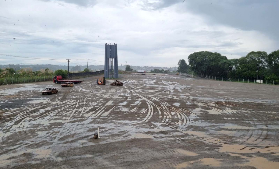 PCPR inicia nova etapa de remoção de veículos apreendidos em delegacias da RMC   - Retirada de veículos em Fazenda Rio Grande