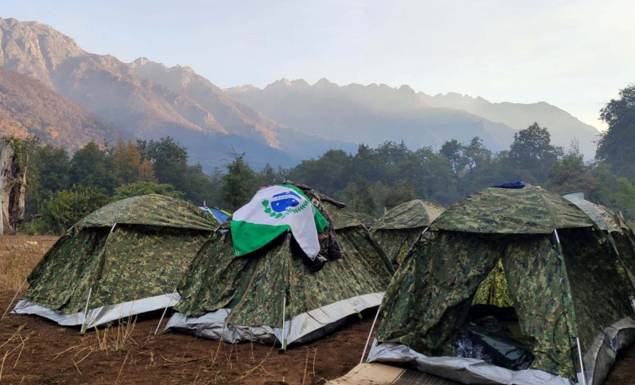 equipe paranaense que integra a Força Nacional no combate aos incêndios no Chile. Sargento do Corpo de Bombeiros Natanael Ronerson Kovalski e soldado da Polícia Militar Geovane Lins Mota dos Santos