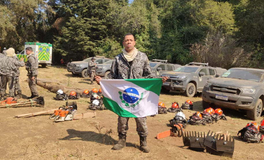 equipe paranaense que integra a Força Nacional no combate aos incêndios no Chile. Sargento do Corpo de Bombeiros Natanael Ronerson Kovalski e soldado da Polícia Militar Geovane Lins Mota dos Santos