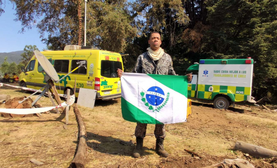 equipe paranaense que integra a Força Nacional no combate aos incêndios no Chile. Sargento do Corpo de Bombeiros Natanael Ronerson Kovalski e soldado da Polícia Militar Geovane Lins Mota dos Santos