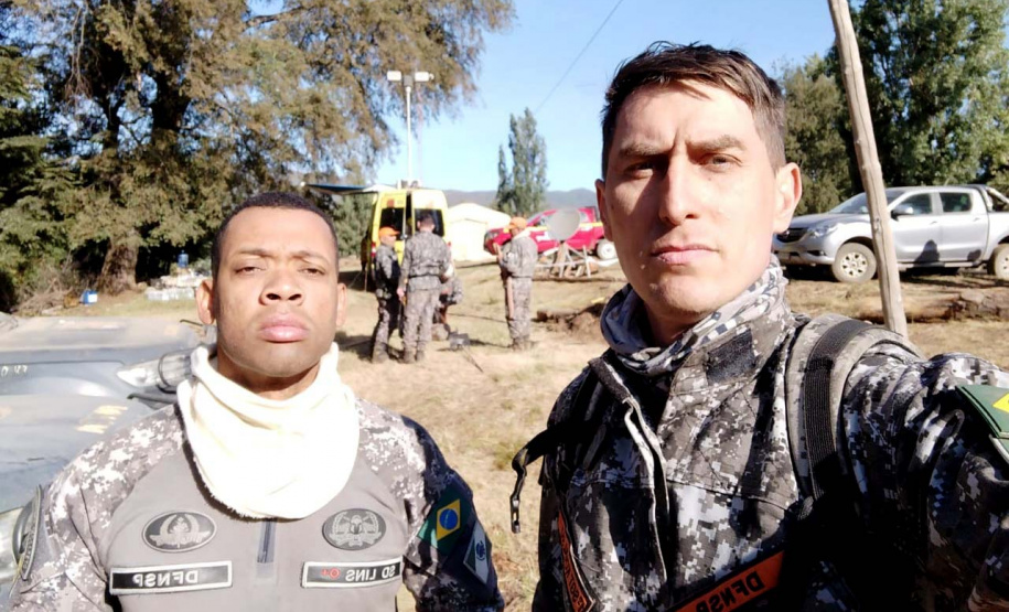 equipe paranaense que integra a Força Nacional no combate aos incêndios no Chile. Sargento do Corpo de Bombeiros Natanael Ronerson Kovalski e soldado da Polícia Militar Geovane Lins Mota dos Santos