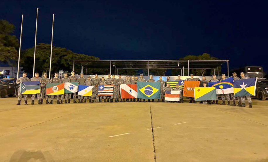 equipe paranaense que integra a Força Nacional no combate aos incêndios no Chile. Sargento do Corpo de Bombeiros Natanael Ronerson Kovalski e soldado da Polícia Militar Geovane Lins Mota dos Santos