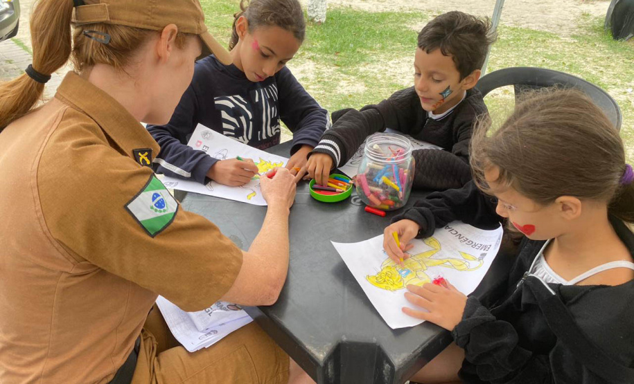 Polícia Militar realiza ação voltada para as crianças durante o Carnaval no Litoral