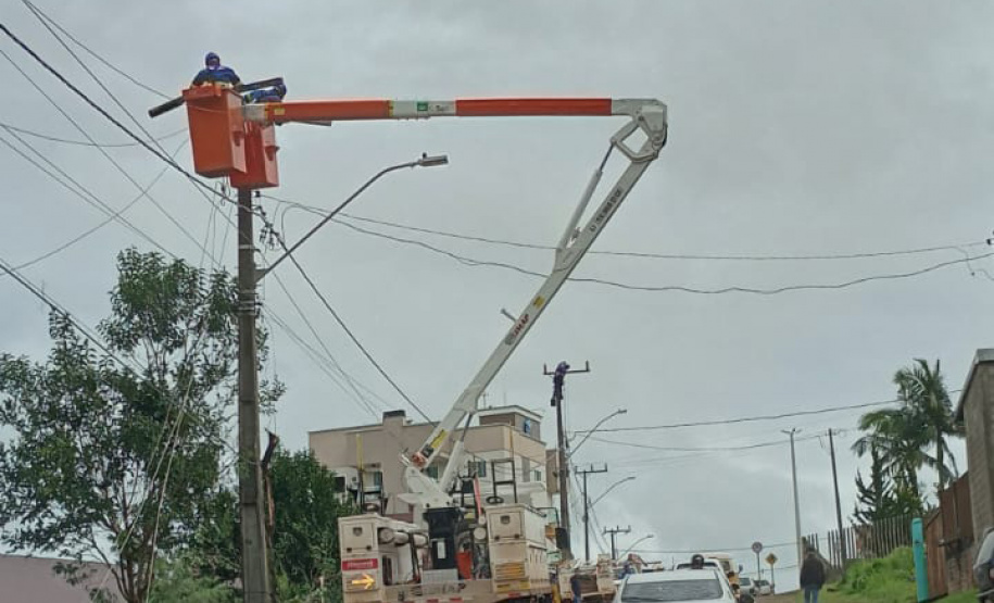 Defesa Civil vai distribuir telhas para Nova Laranjeiras; Copel recupera a rede elétrica