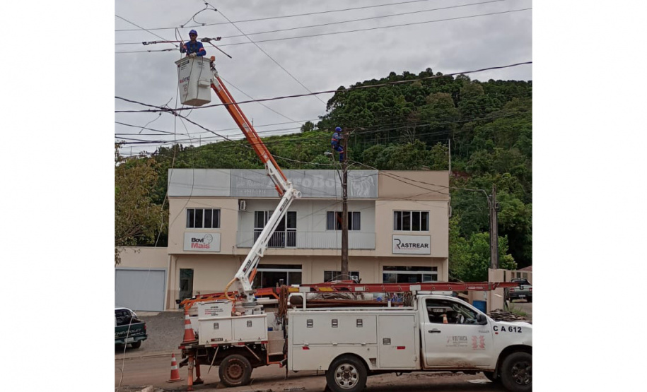 Defesa Civil vai distribuir telhas para Nova Laranjeiras; Copel recupera a rede elétrica