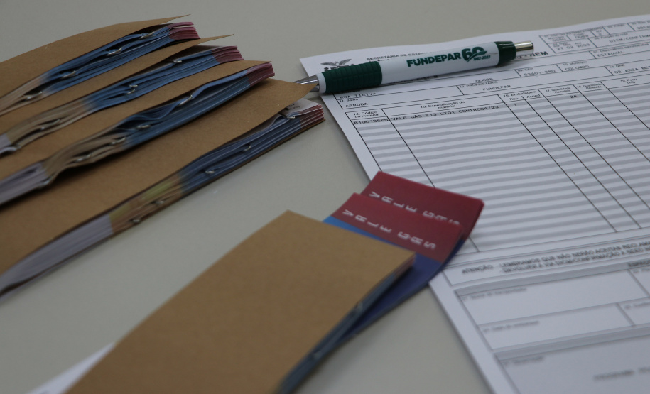 Governo Estadual e Fundepar compram 33 mil unidades de  gás para colégios da rede estadual de ensino.