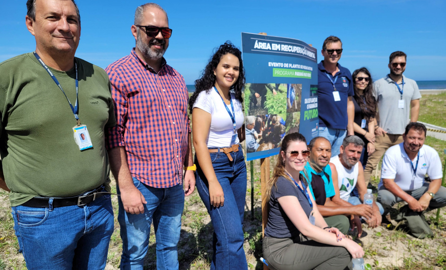 Equipe do Instituto Água e Terra que participou do plantio de restinga em Pontal do Paraná.