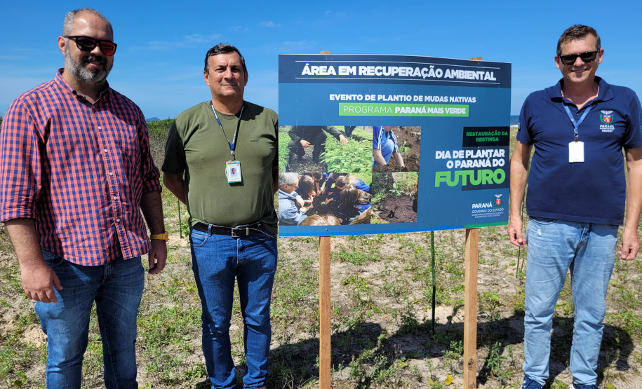 Equipe do Instituto Água e Terra que participou do plantio de restinga em Pontal do Paraná.