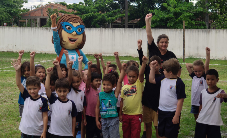 Mascote Sane vira atração no litoral e agrada principalmente as crianças