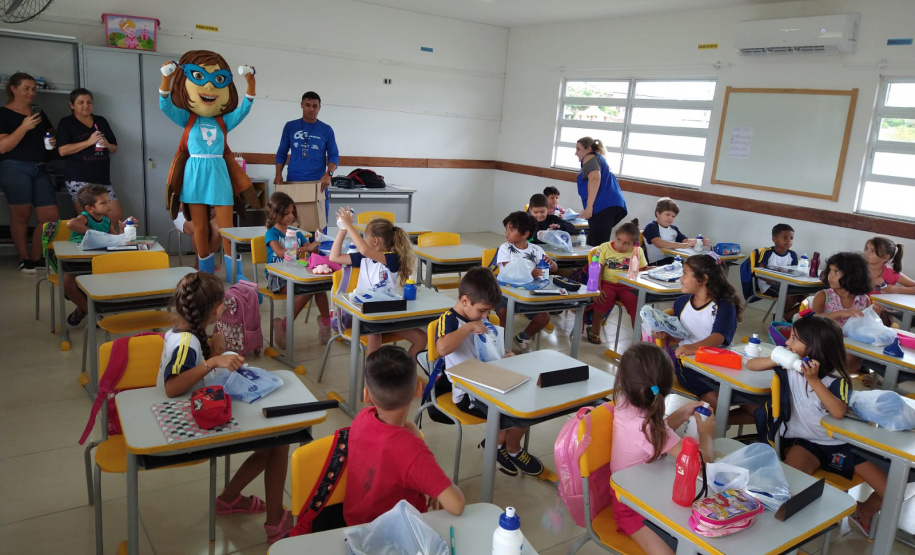 Mascote Sane vira atração no litoral e agrada principalmente as crianças