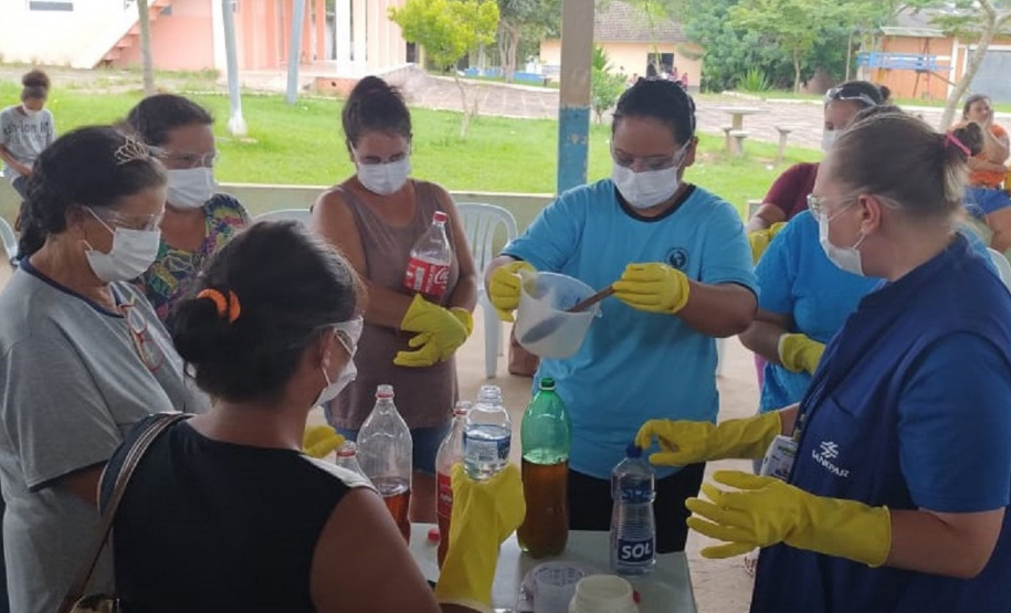 Mulheres de Cândido de Abreu aprendem a fazer sabão ecológico com a Sanepar