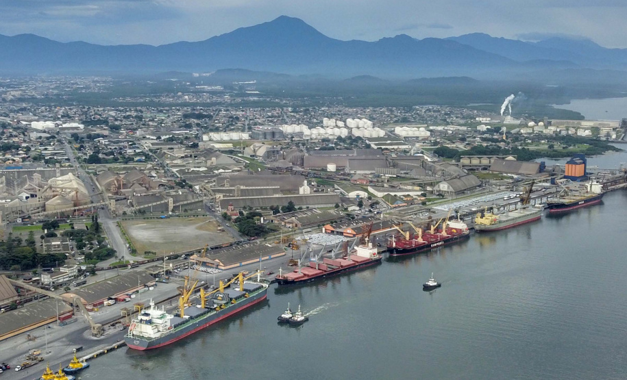 Porto de Paranaguá recebe luxuoso navio e passageiros têm passeios agendados no Litoral