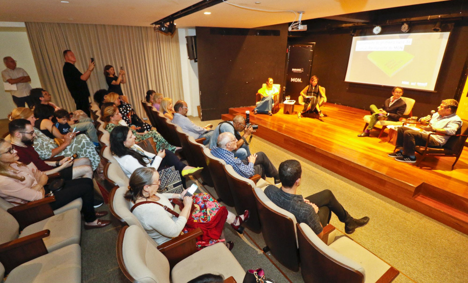 Lançamento do livro do Museu Oscar Niemeyer reúne artistas, curadores e patronos da instituição