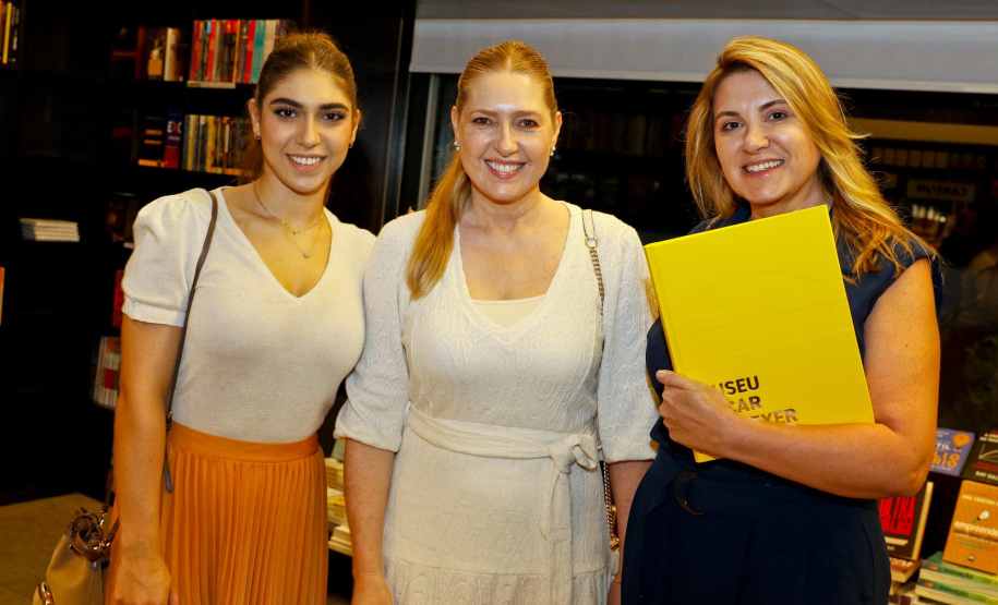 Lançamento do livro do Museu Oscar Niemeyer reúne artistas, curadores e patronos da instituição