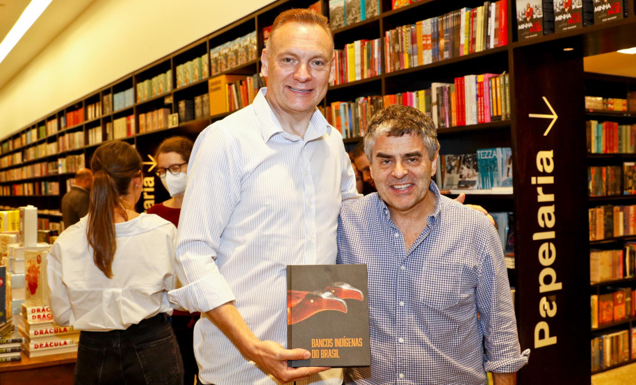 Lançamento do livro do Museu Oscar Niemeyer reúne artistas, curadores e patronos da instituição