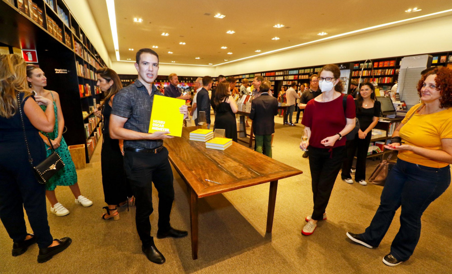 Lançamento do livro do Museu Oscar Niemeyer reúne artistas, curadores e patronos da instituição