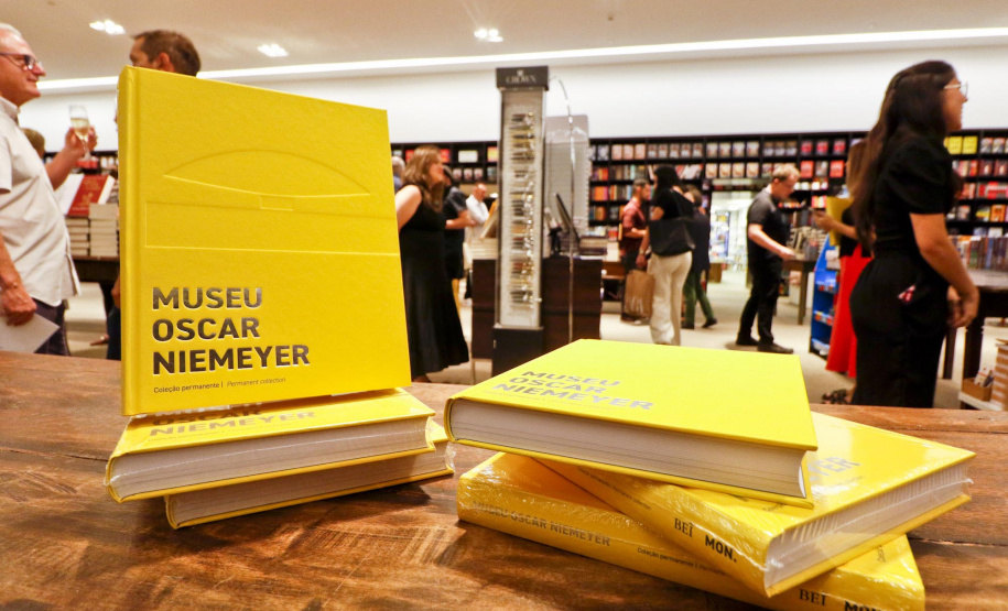 Lançamento do livro do Museu Oscar Niemeyer reúne artistas, curadores e patronos da instituição
