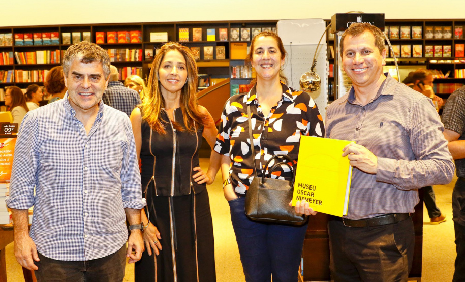 Lançamento do livro do Museu Oscar Niemeyer reúne artistas, curadores e patronos da instituição