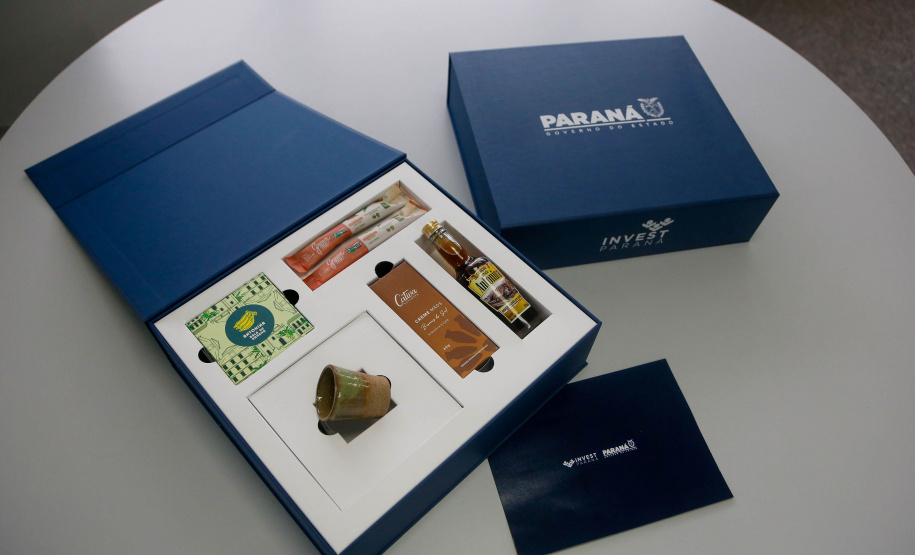 Kit de produtos regionais paranaenses entregue pelo governador Carlos Massa Ratinho Jr a autoridades na missão internacional ao Japão e Coreia do Sul. Produtos são de pequenos produtores que integram o programa Vocações Regionais Sustentáveis (VRS) da Invest Paraná. - Curitiba, 14 de março de 2023 - Foto Jonas Oliveira
