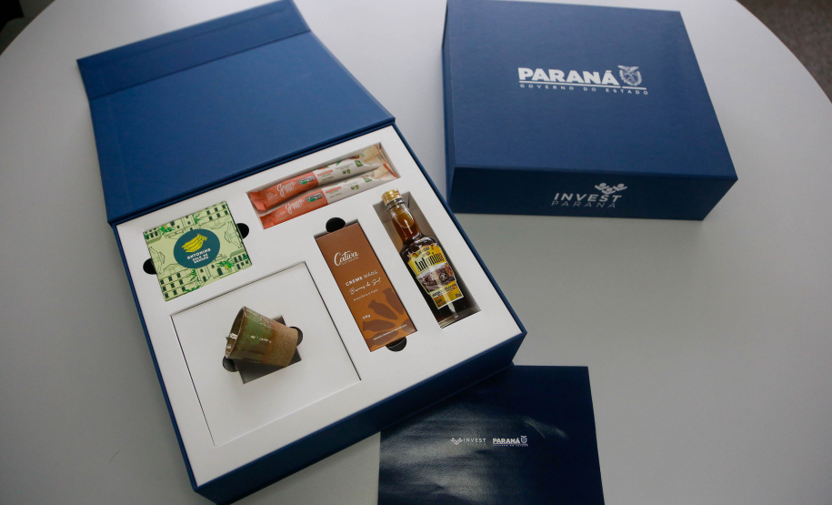 Kit de produtos regionais paranaenses entregue pelo governador Carlos Massa Ratinho Jr a autoridades na missão internacional ao Japão e Coreia do Sul. Produtos são de pequenos produtores que integram o programa Vocações Regionais Sustentáveis (VRS) da Invest Paraná. - Curitiba, 14 de março de 2023 - Foto Jonas Oliveira