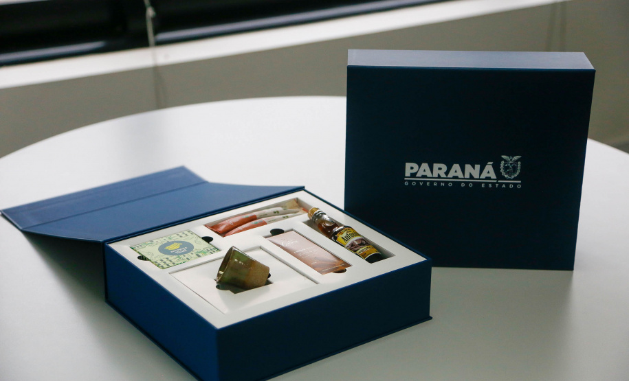 Kit de produtos regionais paranaenses entregue pelo governador Carlos Massa Ratinho Jr a autoridades na missão internacional ao Japão e Coreia do Sul. Produtos são de pequenos produtores que integram o programa Vocações Regionais Sustentáveis (VRS) da Invest Paraná. - Curitiba, 14 de março de 2023 - Foto Jonas Oliveira