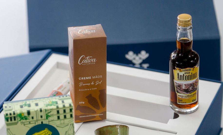 Kit de produtos regionais paranaenses entregue pelo governador Carlos Massa Ratinho Jr a autoridades na missão internacional ao Japão e Coreia do Sul. Produtos são de pequenos produtores que integram o programa Vocações Regionais Sustentáveis (VRS) da Invest Paraná. - Curitiba, 14 de março de 2023 - Foto Jonas Oliveira