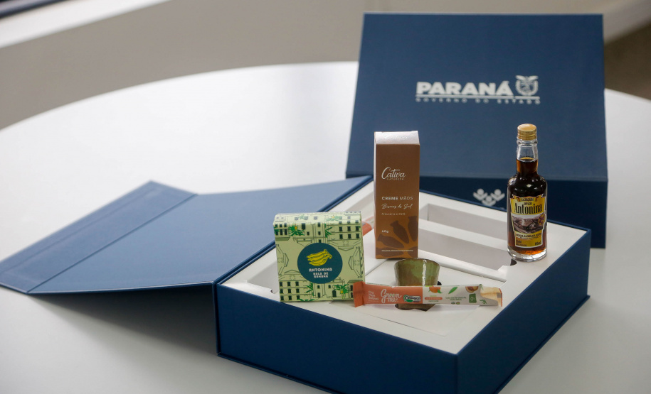 Kit de produtos regionais paranaenses entregue pelo governador Carlos Massa Ratinho Jr a autoridades na missão internacional ao Japão e Coreia do Sul. Produtos são de pequenos produtores que integram o programa Vocações Regionais Sustentáveis (VRS) da Invest Paraná. - Curitiba, 14 de março de 2023 - Foto Jonas Oliveira