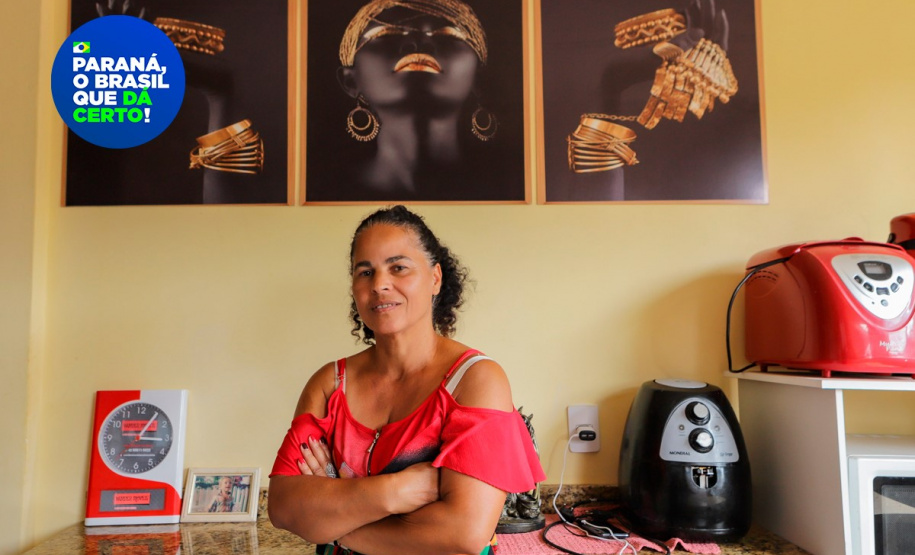 Ação Social promovida em Prudentópolis. Na foto, Denise Aparecida dos Santos, ao lado dos filhos, uma das beneficiadas pela ação