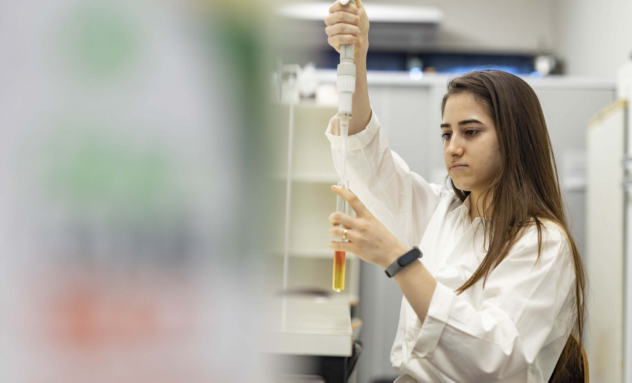 Projeto desenvolvido na UEM aumenta a produção de etanol com o bagaço da cana-de-açúcar