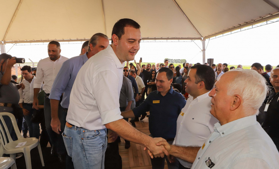 O governador Carlos Massa Ratinho Junior anunciou o início da usina fotovoltaica no aeroporto de Maringá.