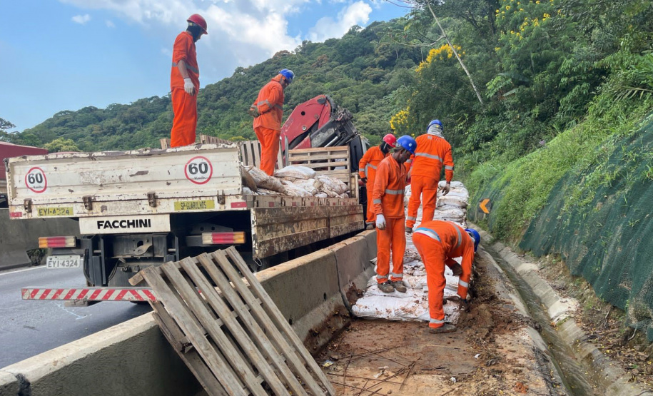 DER está concluindo recuperação da encosta da BR-277 no km 41
