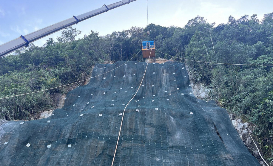 DER está concluindo recuperação da encosta da BR-277 no km 41