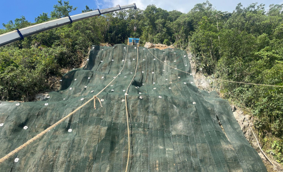 DER está concluindo recuperação da encosta da BR-277 no km 41