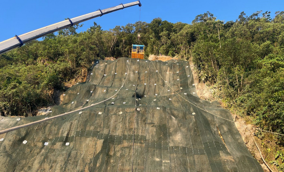 DER está concluindo recuperação da encosta da BR-277 no km 41