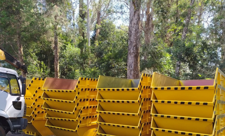 O Projeto Patrulha Ambiental – Coleta de Resíduos de Construção Civil (RCC), desenvolvido pelo Instituto Água e Terra, finaliza em abril a entrega de 268 caçambas para 67 municípios do Paraná. O investimento do Governo do Estado é de R$ 21,5 milhões