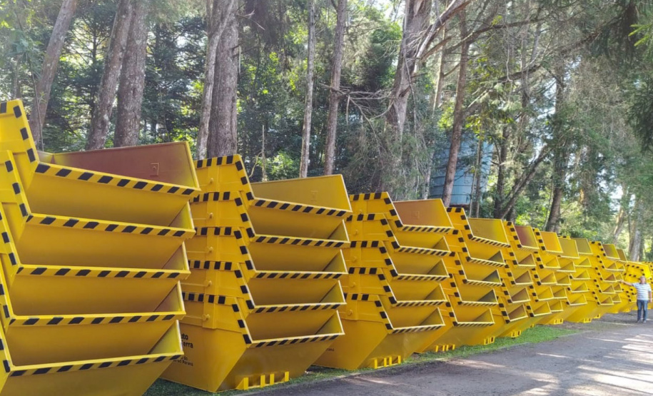 O Projeto Patrulha Ambiental – Coleta de Resíduos de Construção Civil (RCC), desenvolvido pelo Instituto Água e Terra, finaliza em abril a entrega de 268 caçambas para 67 municípios do Paraná. O investimento do Governo do Estado é de R$ 21,5 milhões