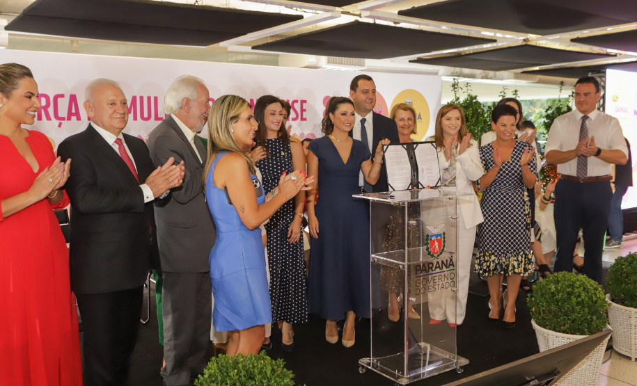 O governador Carlos Massa Ratinho Junior sancionou nesta terça-feira (21) a criação do Fundo Estadual dos Direitos da Mulher (FEDIM/PR).